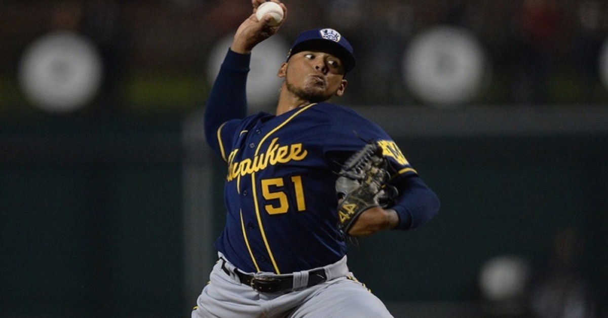 En la foto, Freddy Peraltam ganador por los Cerveceros