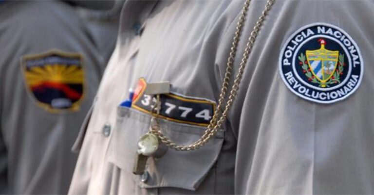 En la imagen, una foto del número de un policía en Cuba