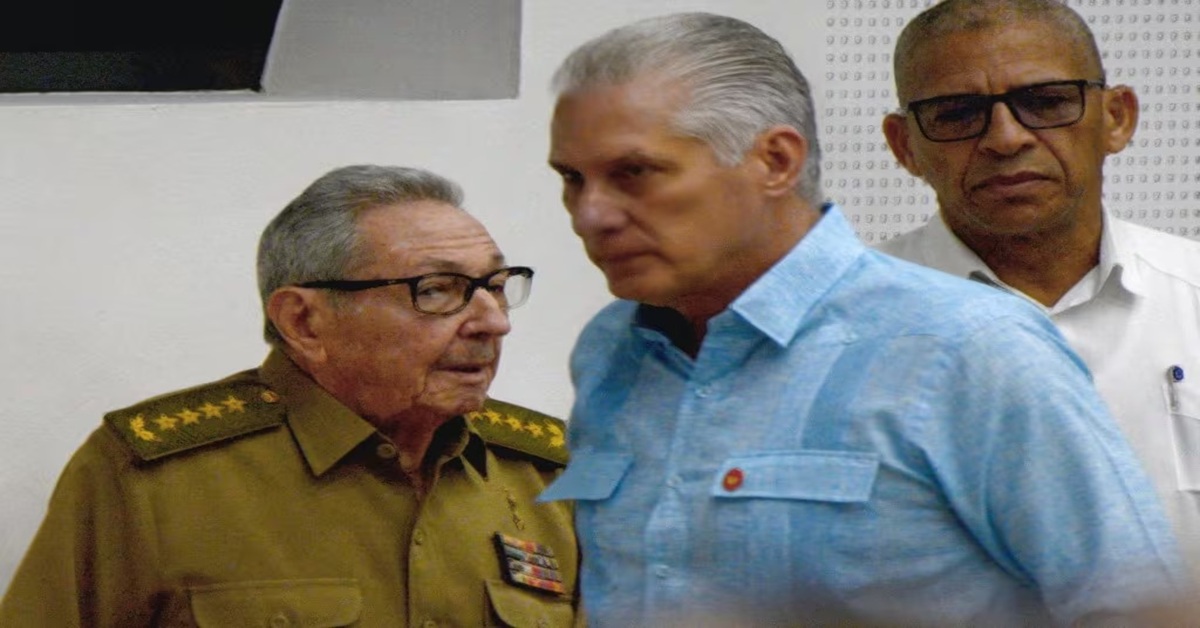 En la foto, Díaz-Canel y su tutor, Raúl Castro