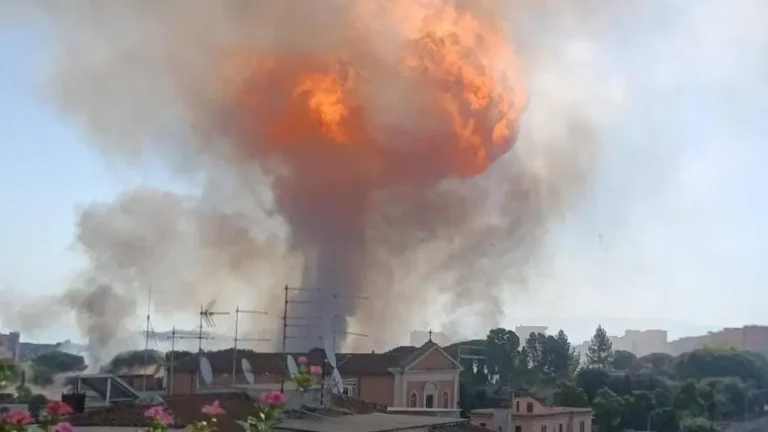 En la foto, explosión de una gasolinera en Roma