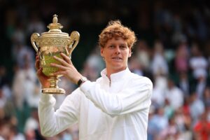 En la foto, Jannik Sinner con el trofeo de Wimbledon