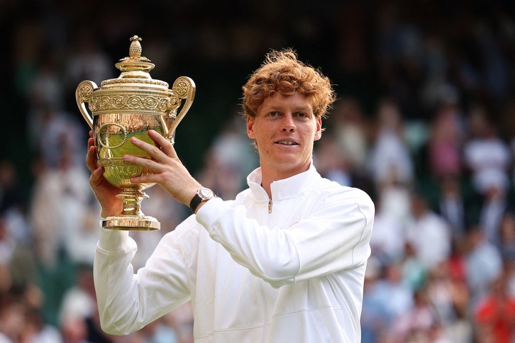 En la foto, Jannik Sinner con el trofeo de Wimbledon