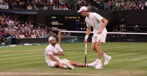 En la foto, Dmitrov en el piso y Sinner de pie