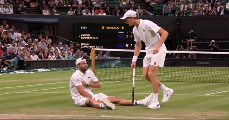 En la foto, Dmitrov en el piso y Sinner de pie