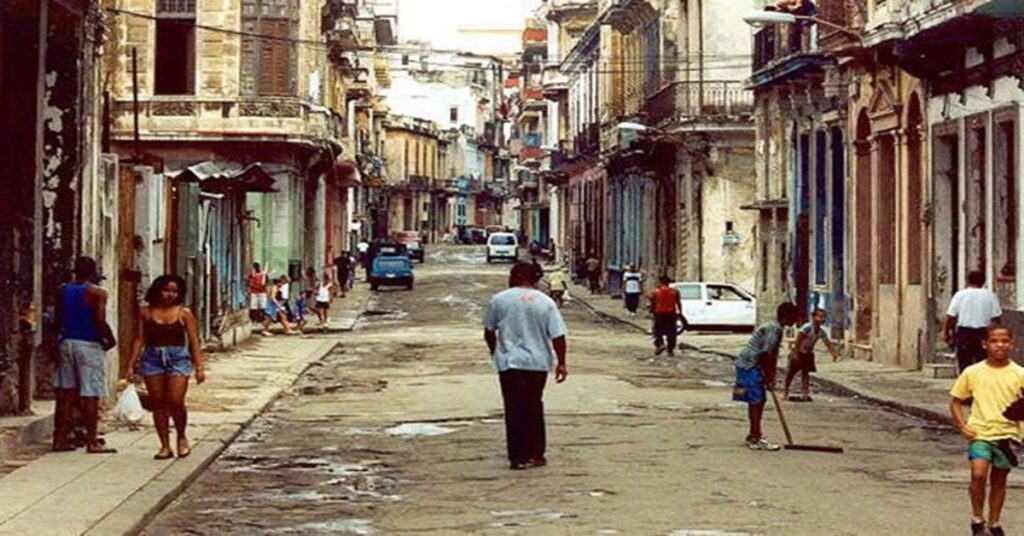 En la foto, una calle de La Habana destruida