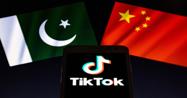En la foto, el logo de Tik Tok con las banderas de Oakistán y China
