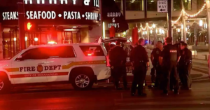 En la foto, la policía llega al lugar del tiroteo