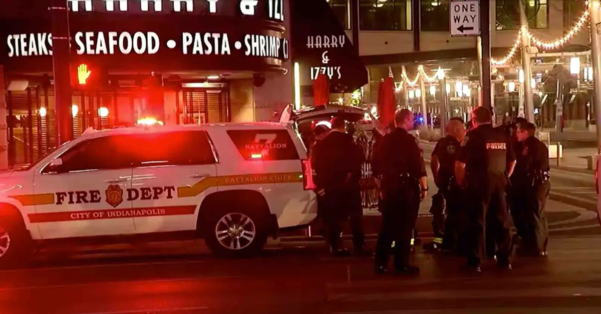 En la foto, la policía llega al lugar del tiroteo