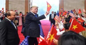 En la foto, Trump en Vietnam