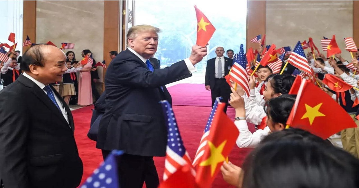 En la foto, Trump en Vietnam