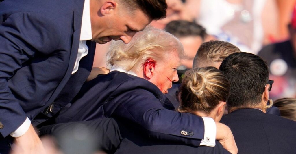En la foto, Trump recibe un disparo en una oreja en Pensilvania