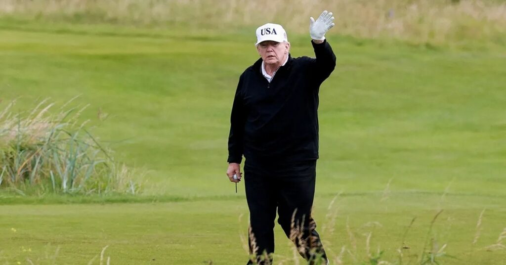 En la foto, Donald Trump juega al golf en Escocia