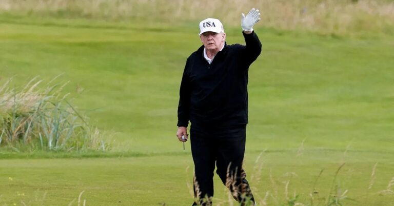 En la foto, Donald Trump juega al golf en Escocia
