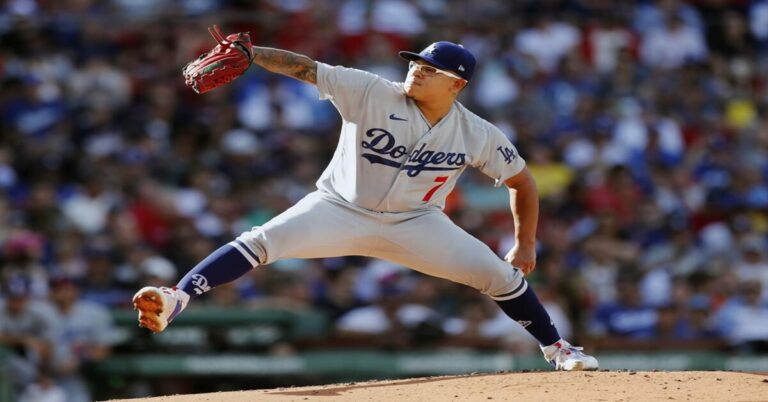 En la foto, el lanzador mexicano Julio Urías