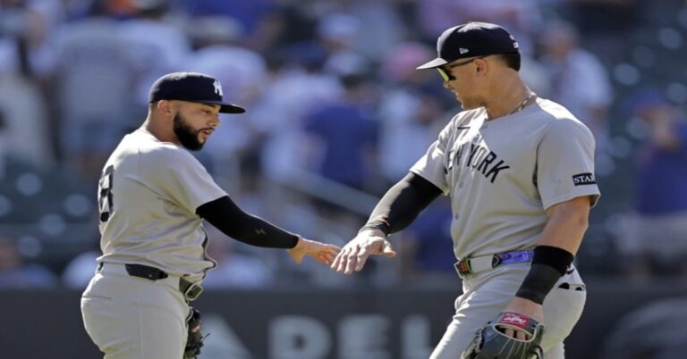 En la foto, Devin Williams y Aaron Judge se saludan tras victoria ante Mets