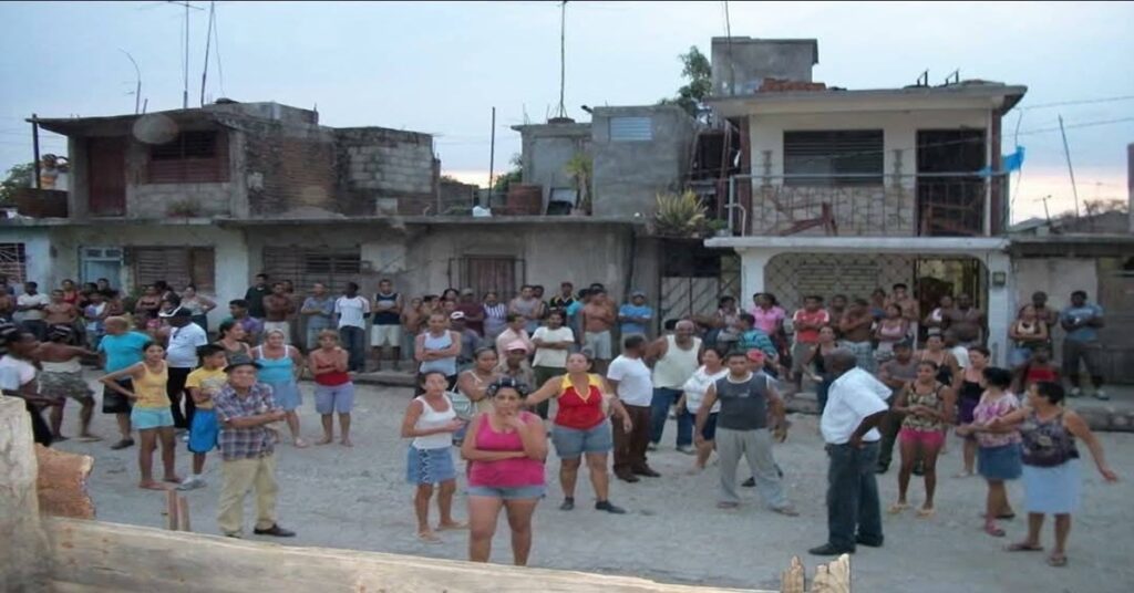 De tirapiedras del régimen a turistas en el extranjero