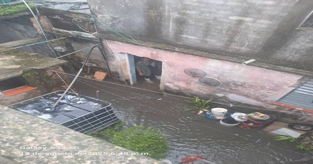 Inundaciones por saturación de la línea principal afectan a vecinos en Pogolotti