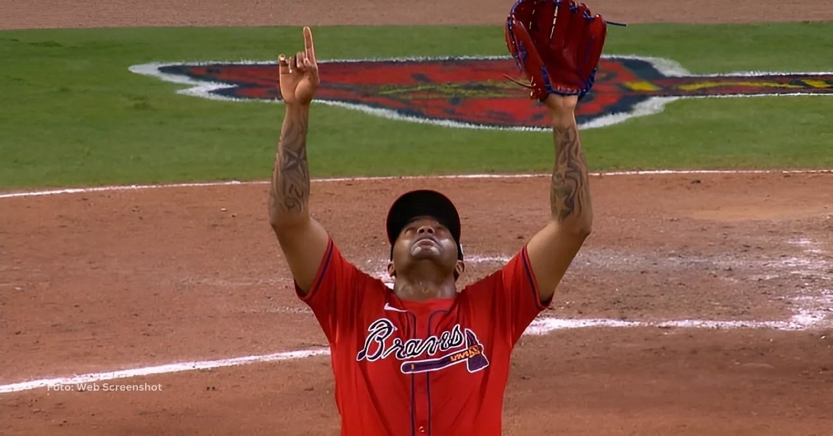 En la foto, el cerrador cubano de Bravos Raisel Iglesias