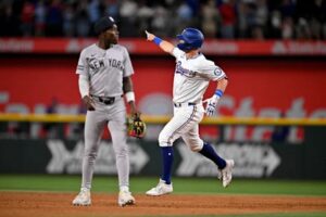 En la foto, Josh Jung deja tendidos a los Yankees con jonrón