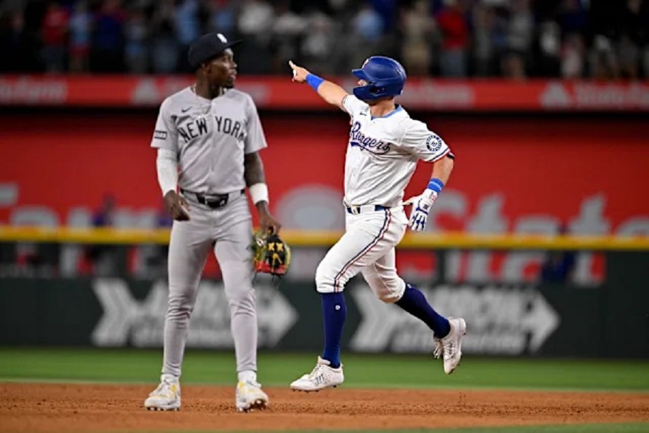 En la foto, Josh Jung deja tendidos a los Yankees con jonrón