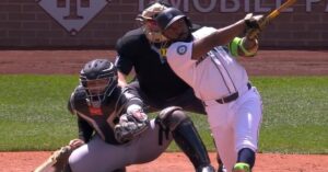 En la foto, Randy Arozarena conecta jonrón ante los White Sox