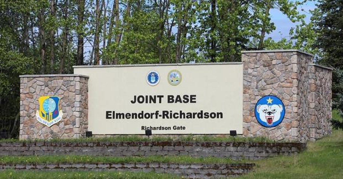 Entrada de la base militar Elmendorf-Richardson, sede de la cumbre entre Putin y Trump