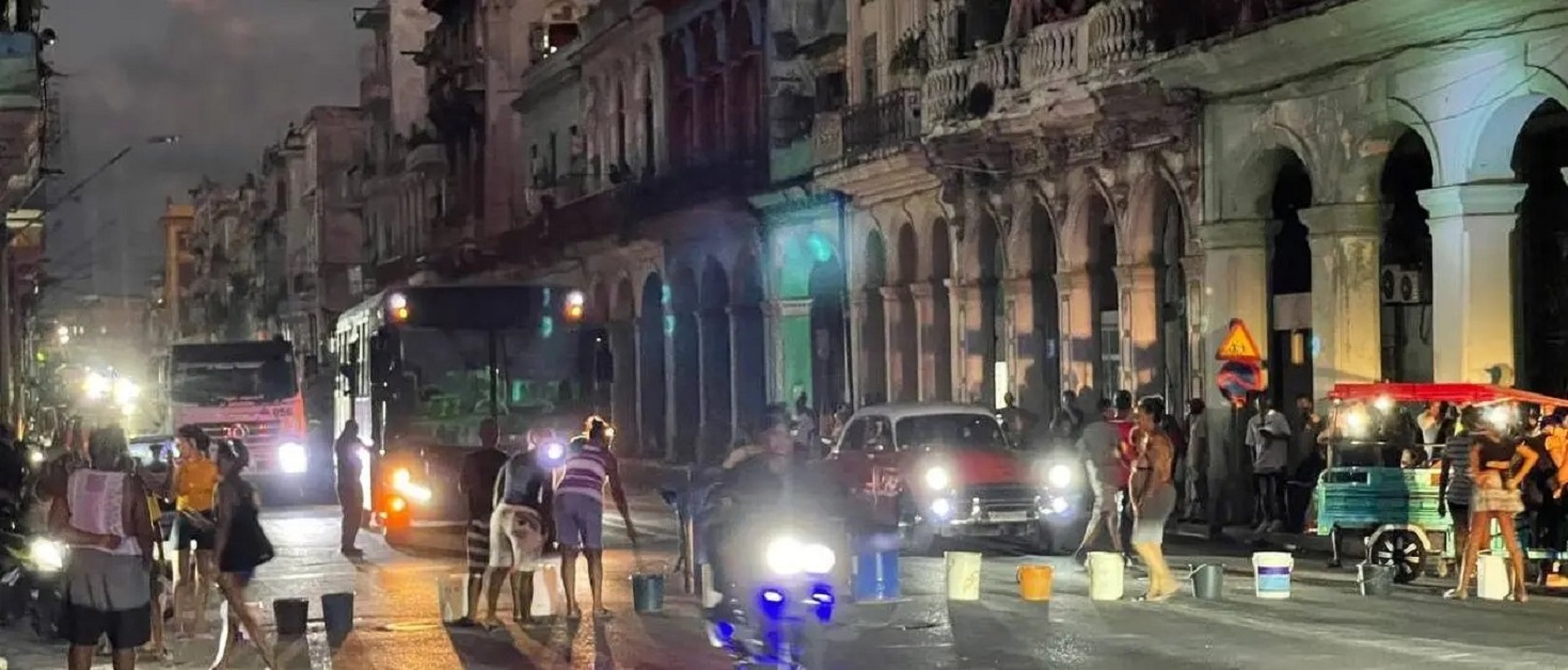En la foto, bloqueo en la calle Reina, en La Habana, por falta de agua