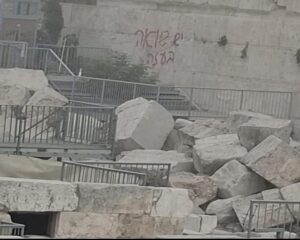 En la foto, grafiti en el Muro de las Lamentaciones