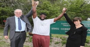 En la foto, Thomas, al centro, tras ser liberado