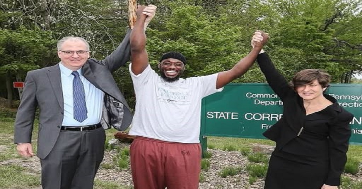 En la foto, Thomas, al centro, tras ser liberado