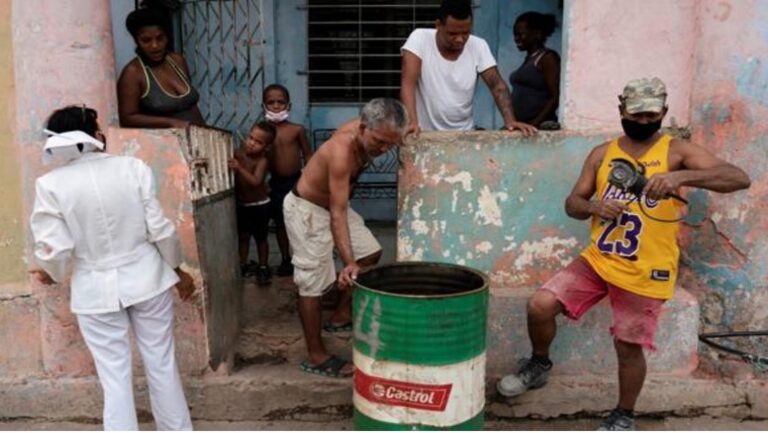 En la foto, una escena habitual en la Cuba actual