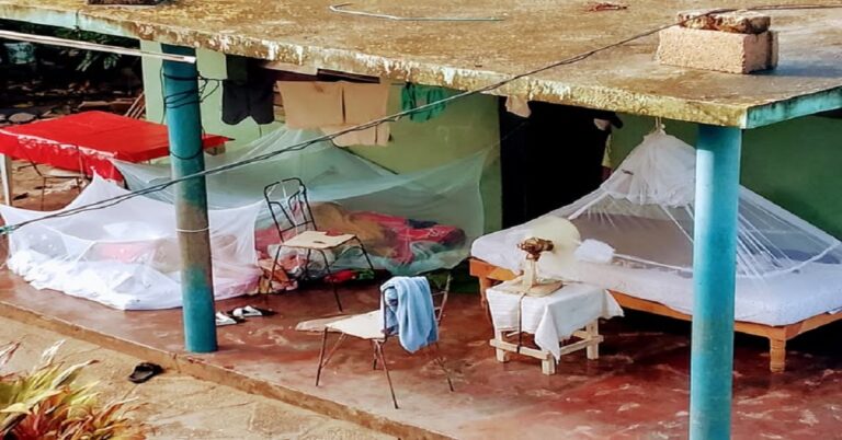 En la foto, matanceros durmen en los portales de sus casas por el calor