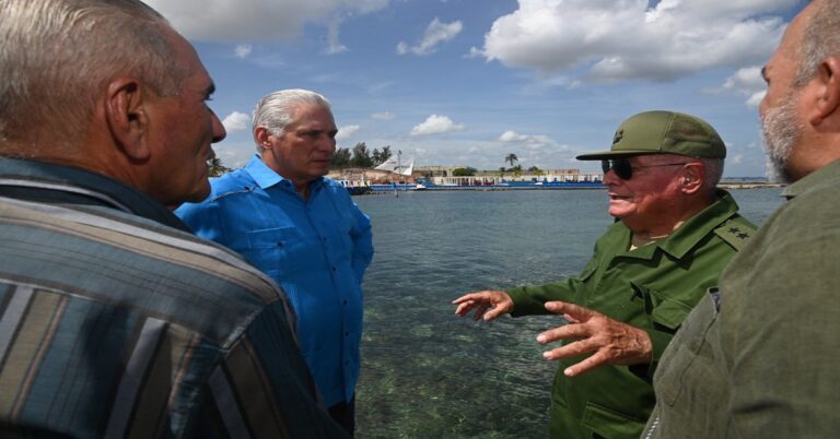 En la foto, Presidente, primer ministro y ministro de las FAR en la Casa Central de las FAR