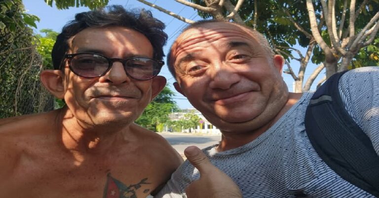 En la foto, el autor y Ángel Ramiz