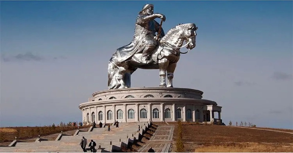 En la foto, monumento s Gangys Kan