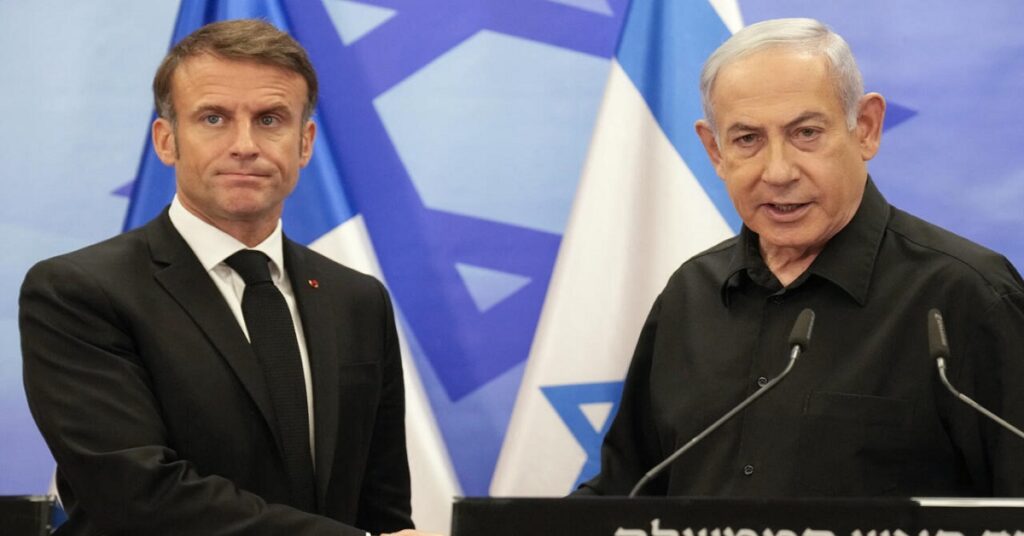 Macron condena las declaraciones 'abyectas' de Netanyahu sobre que fomenta el antisemitismo 6 En la foto, Macron y Netanyahu