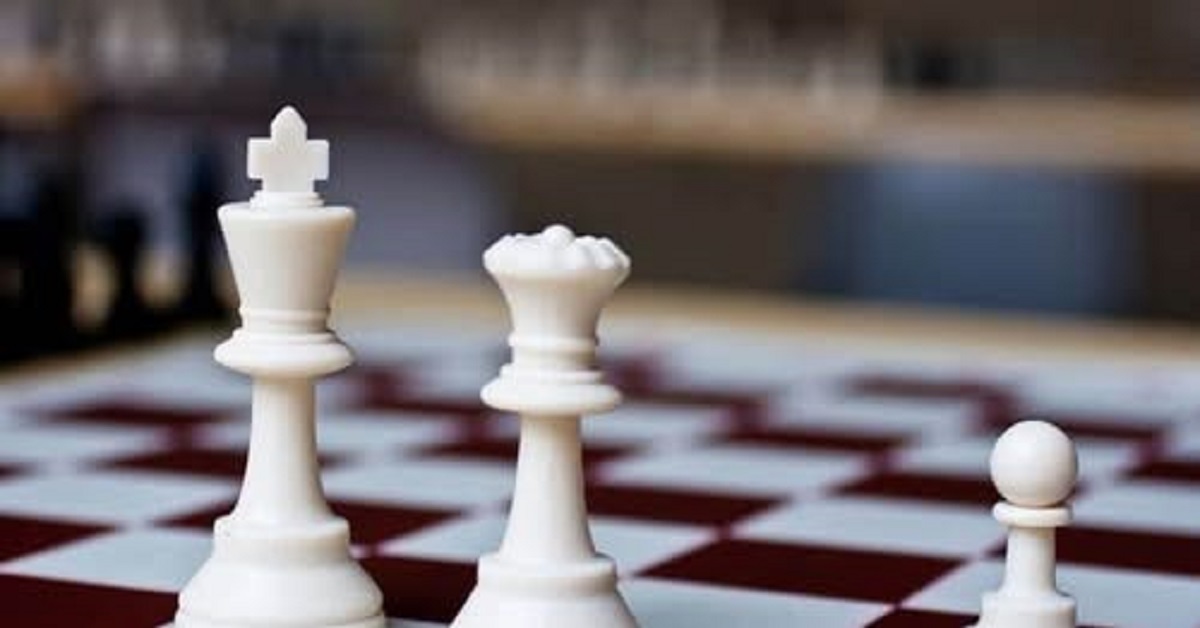 En la foto, varias piezas de ajedrez de diferente rango