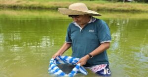 En la foto, Evo Morales dentro de un río