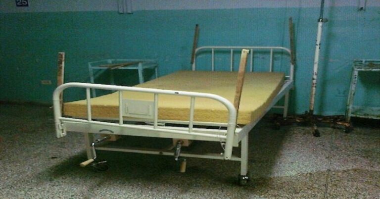 En la foto, una cama de un hospital cubano