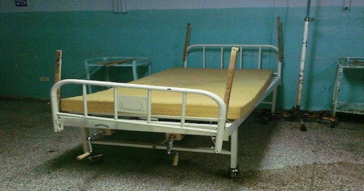 En la foto, una cama de un hospital cubano