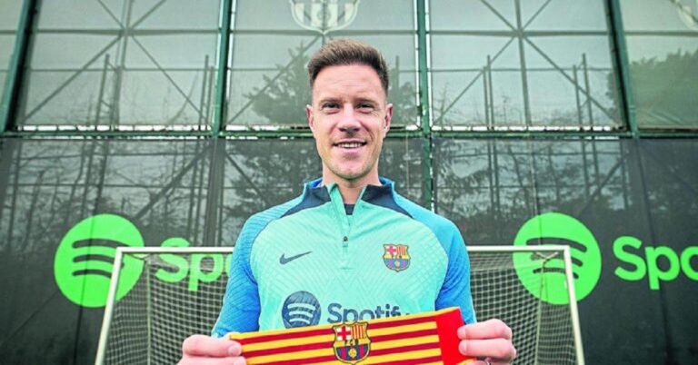 En la foto, Ter Stegen muestra el brazalete del Barcelona