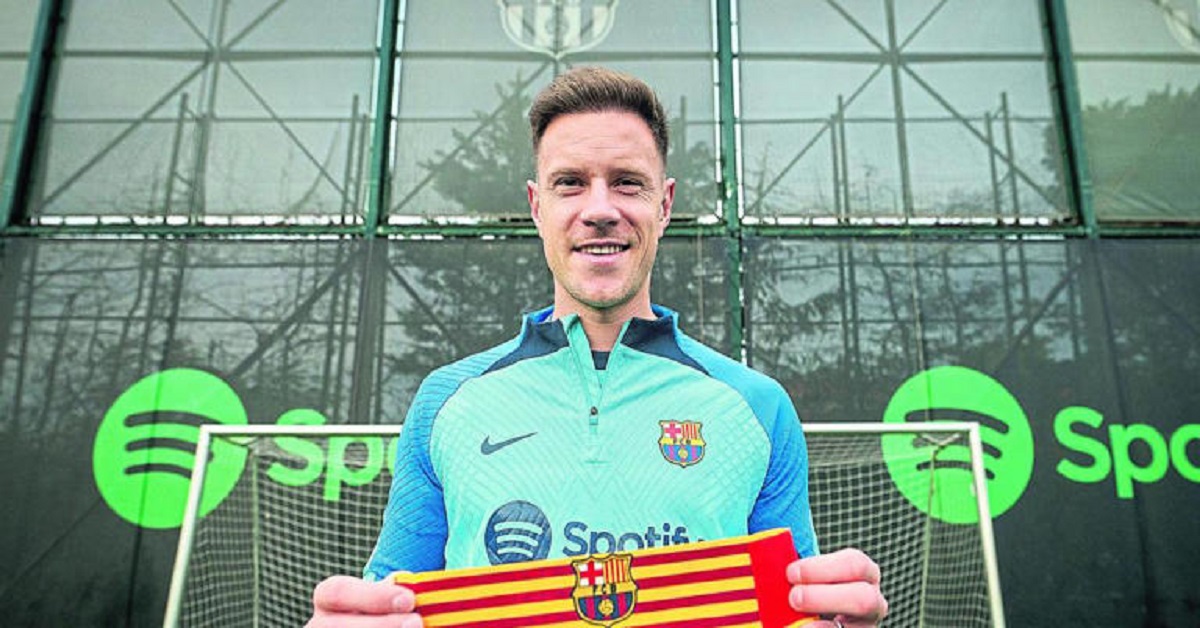 En la foto, Ter Stegen muestra el brazalete del Barcelona