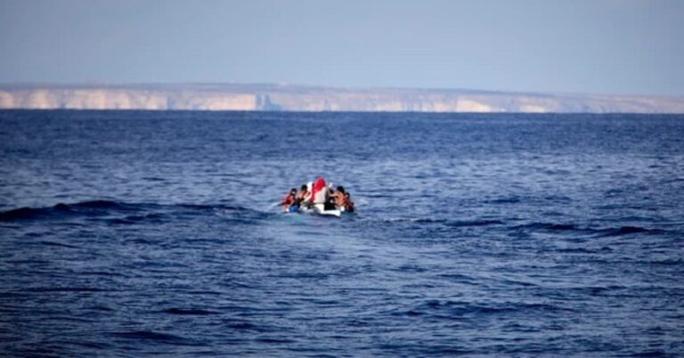 En la foto, el naufragio frente a la isla de Lampedusa