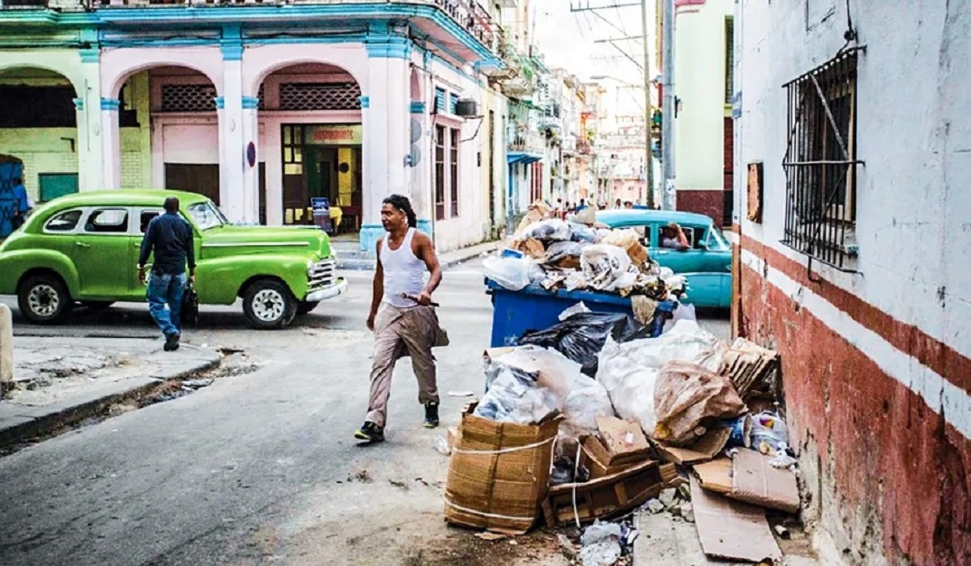 En la foto, una calle de Cuba llena de basura