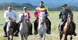 En la foto, Maduro a caballo