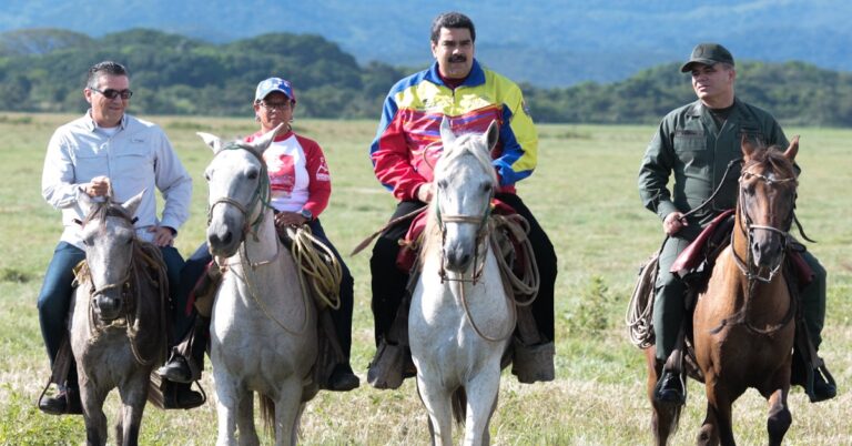 En la foto, Maduro a caballo