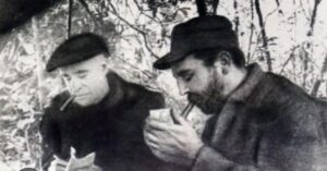 En la foto, Herbert Mattews en la Sierra, con Castro