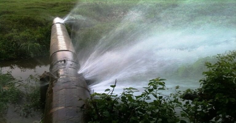 En la foto, salidero de agua en Cuba