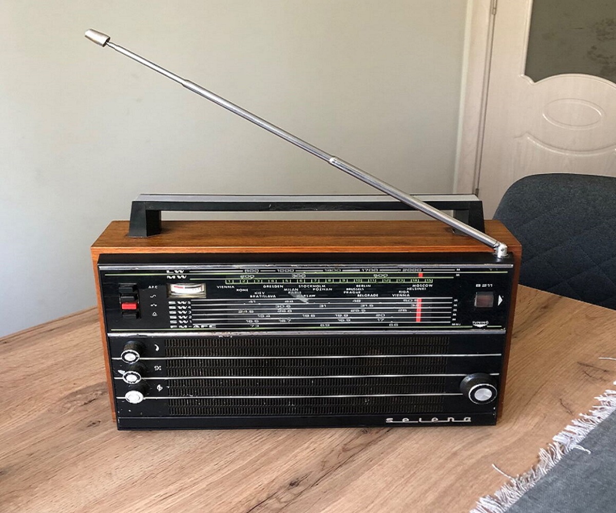 En al foto, un radio Selena