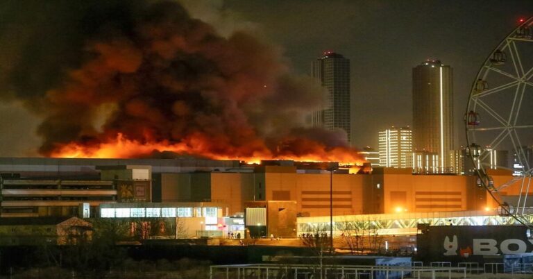 En la foto, el City Crocus Hall en el momento del incendio